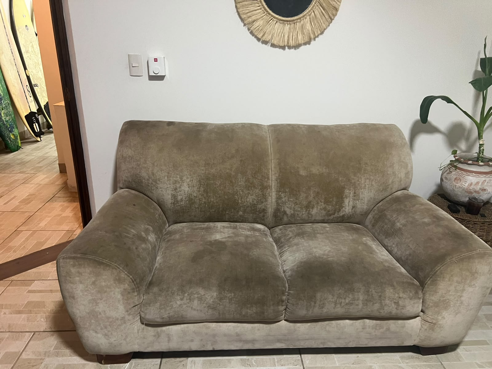 Sofá de tela aterciopelada antes de la limpieza