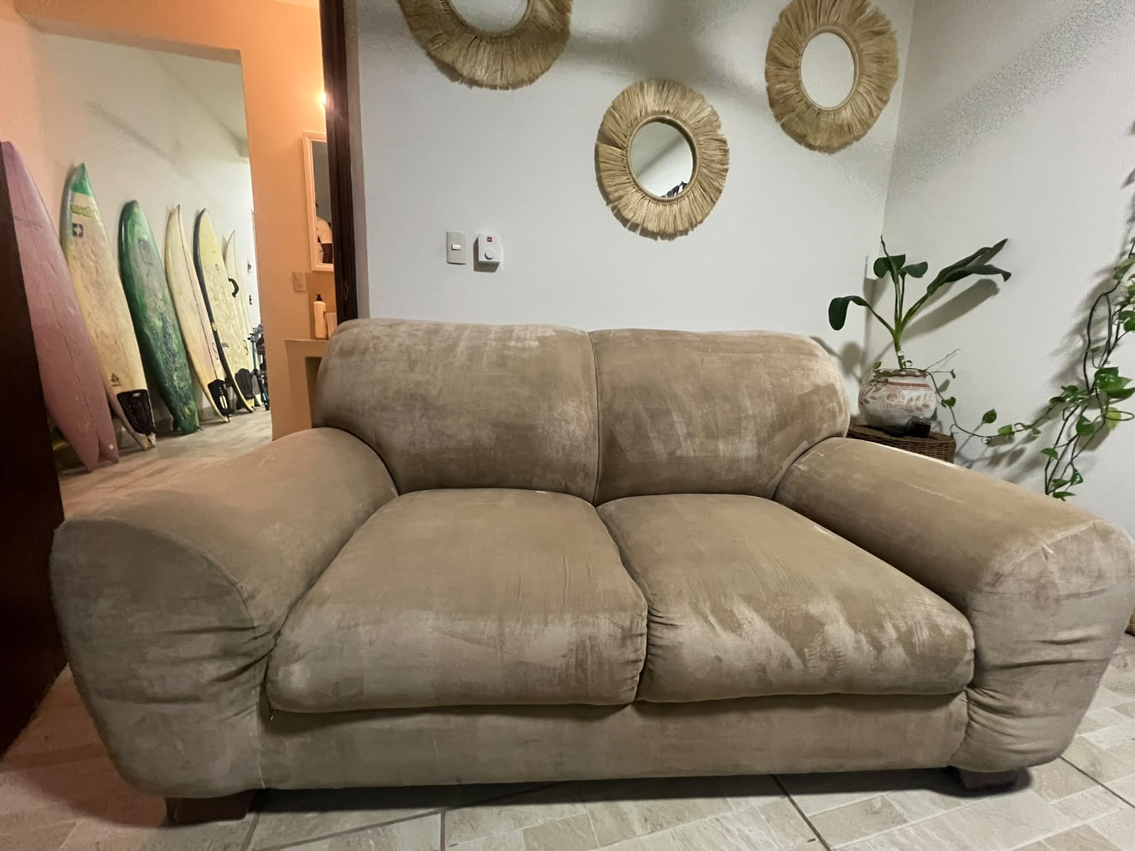 Sofá aterciopelado terminado e impecable