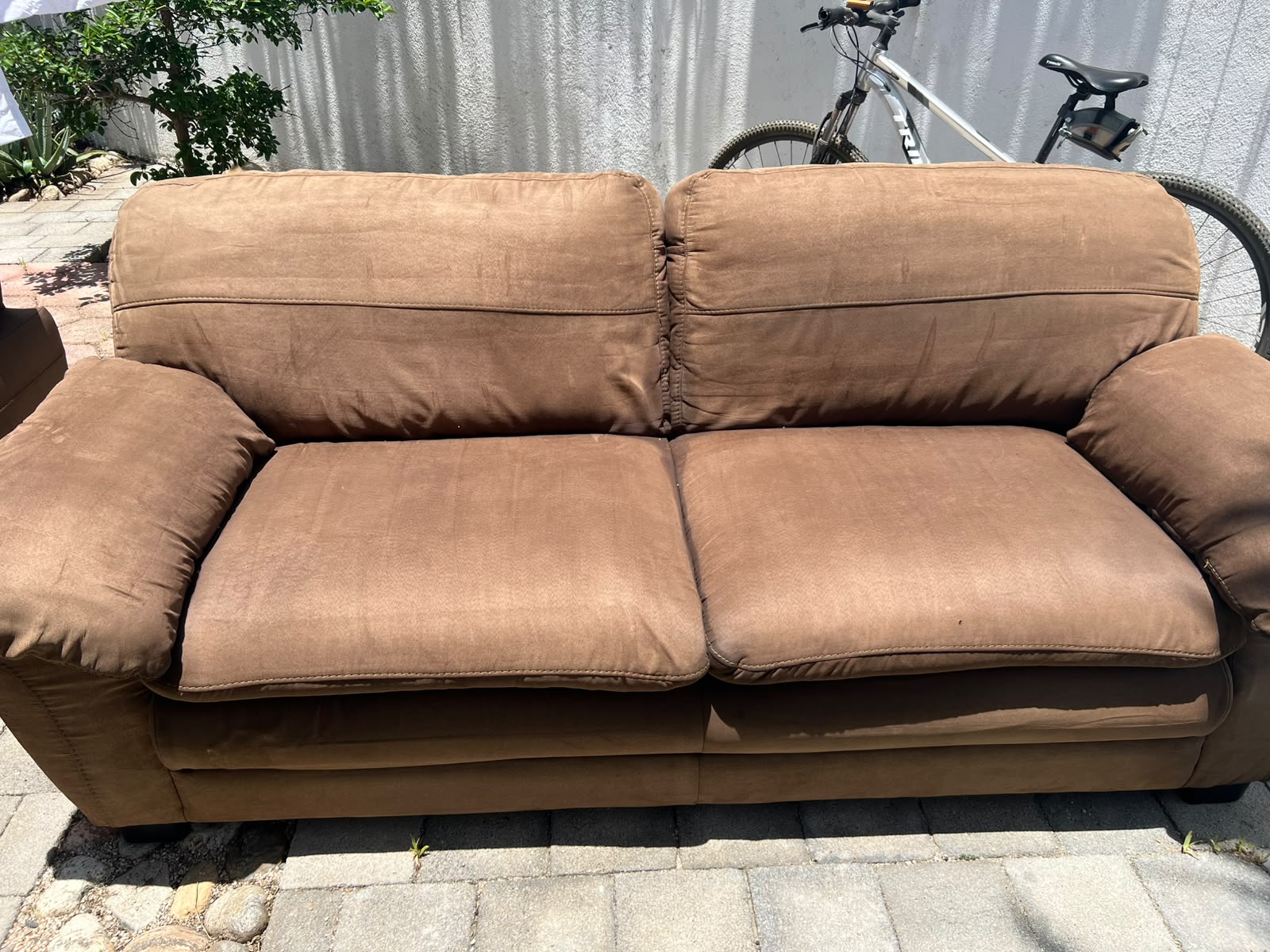 Sofá de sala restaurado secándose en el exterior