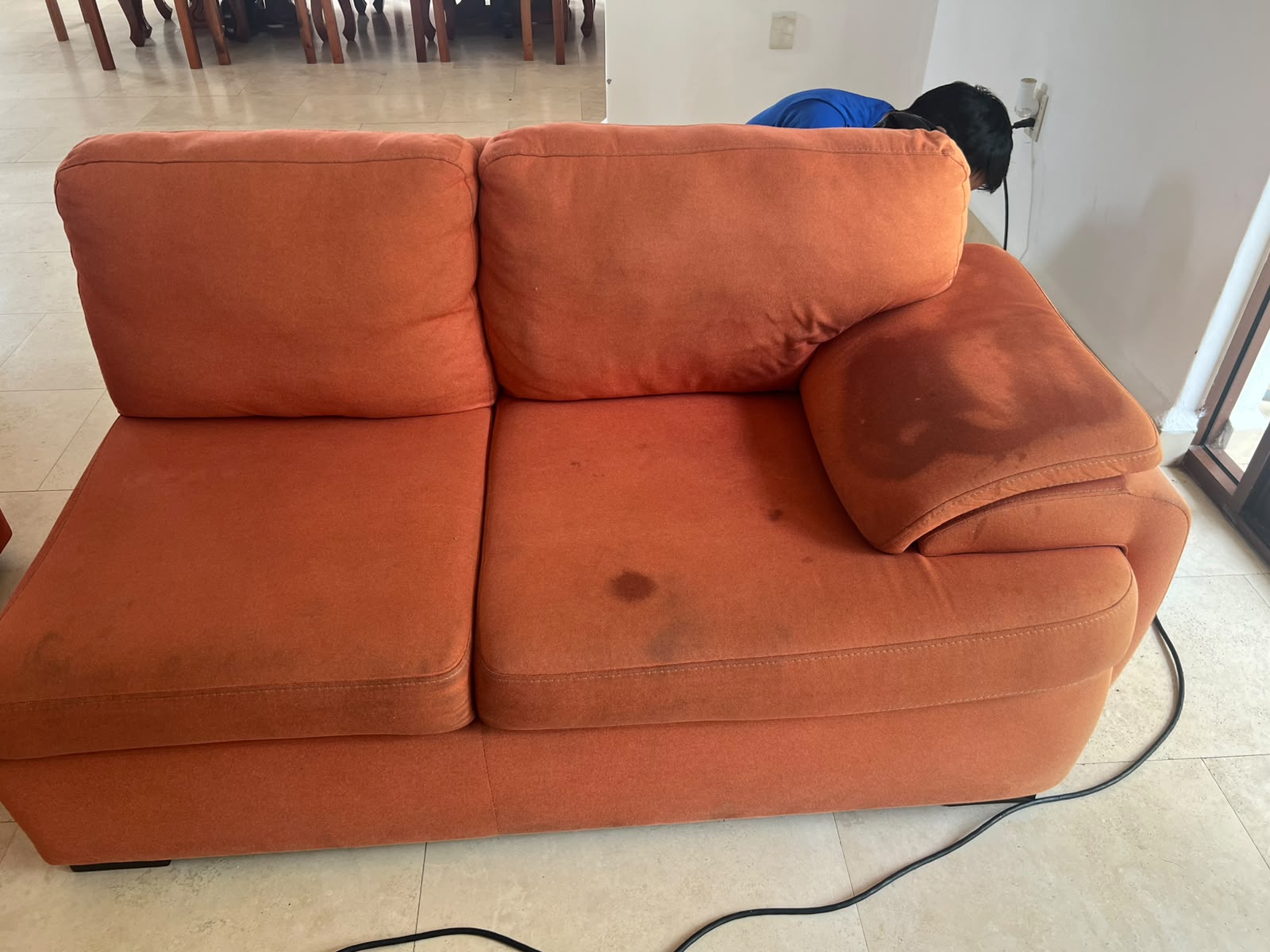 Sofá modular naranja con manchas antes de lavar